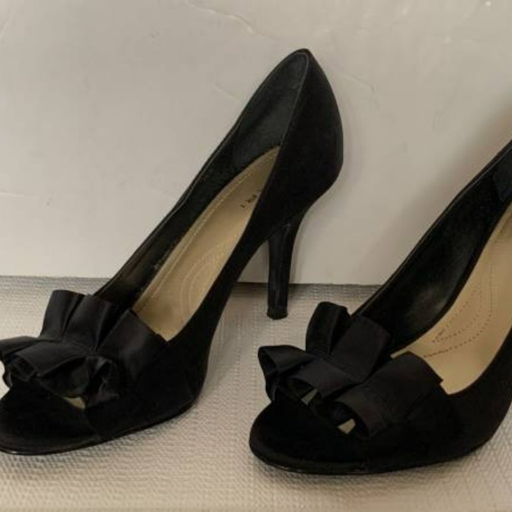 Tahari Heels Sloan Open Toe Black Satin Ruffle 4" Formal Pumps SZ 7.5M